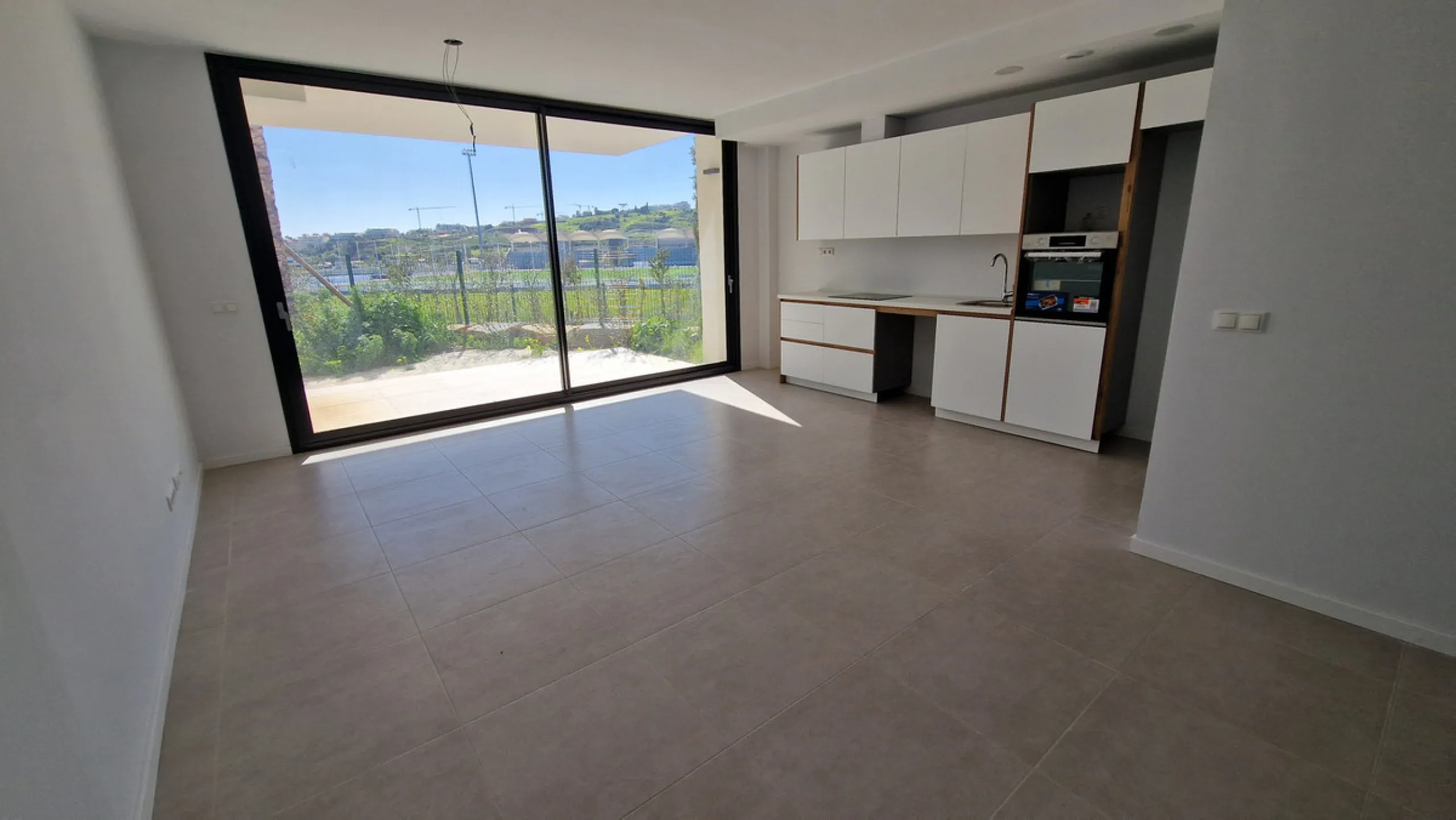 Fantastic brand new 3-bedroom apartment on the ground floor of the newly built complex in Residencial Senda, in the town centre of Estepona. It is a modern gated complex with only 34 apartments, in a privileged area next to the new Auditorium, with everyt