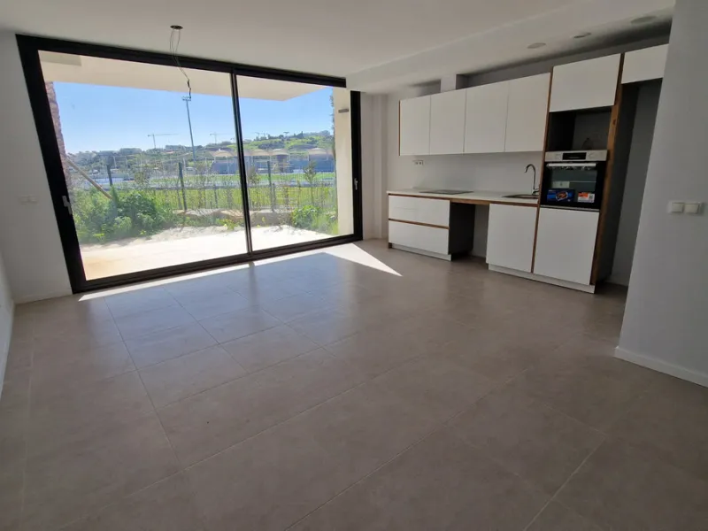 Fantastic brand new 3-bedroom apartment on the ground floor of the newly built complex in Residencial Senda, in the town centre of Estepona. It is a modern gated complex with only 34 apartments, in a privileged area next to the new Auditorium, with everyt