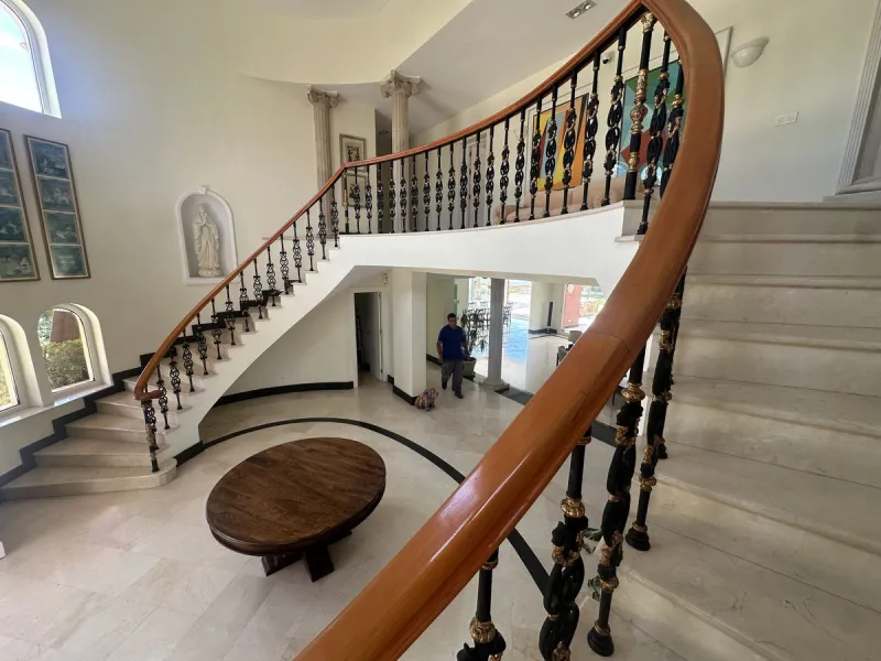 A unique and classic Andalusian villa on an elevated plot in the area of El Paraiso. Built in 1989, this villa has all of the features that will lend it so well to a wonderful reform project. An incredible entrance hallway which leads immediately into a w