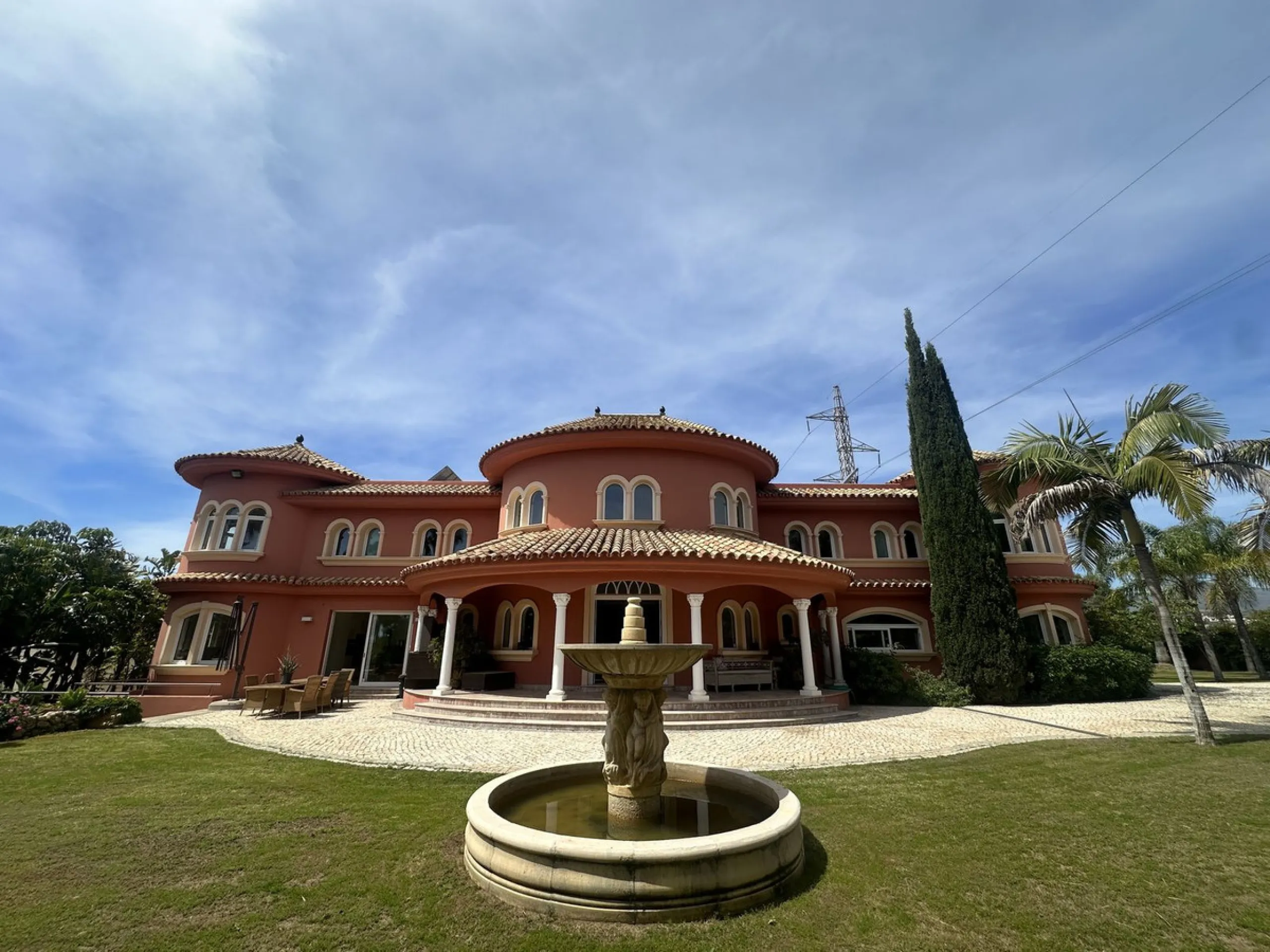 A unique and classic Andalusian villa on an elevated plot in the area of El Paraiso. Built in 1989, this villa has all of the features that will lend it so well to a wonderful reform project. An incredible entrance hallway which leads immediately into a w