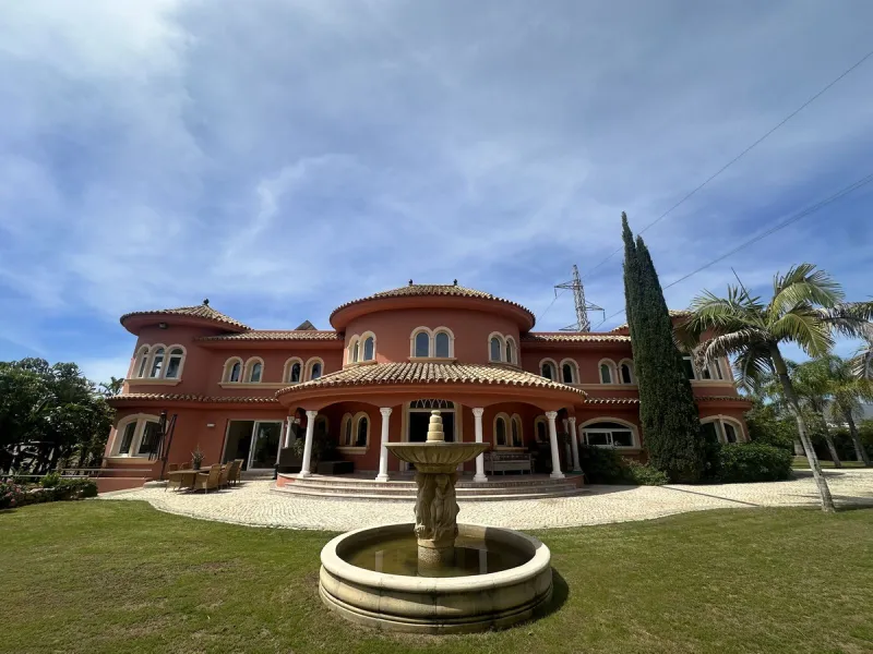 A unique and classic Andalusian villa on an elevated plot in the area of El Paraiso. Built in 1989, this villa has all of the features that will lend it so well to a wonderful reform project. An incredible entrance hallway which leads immediately into a w