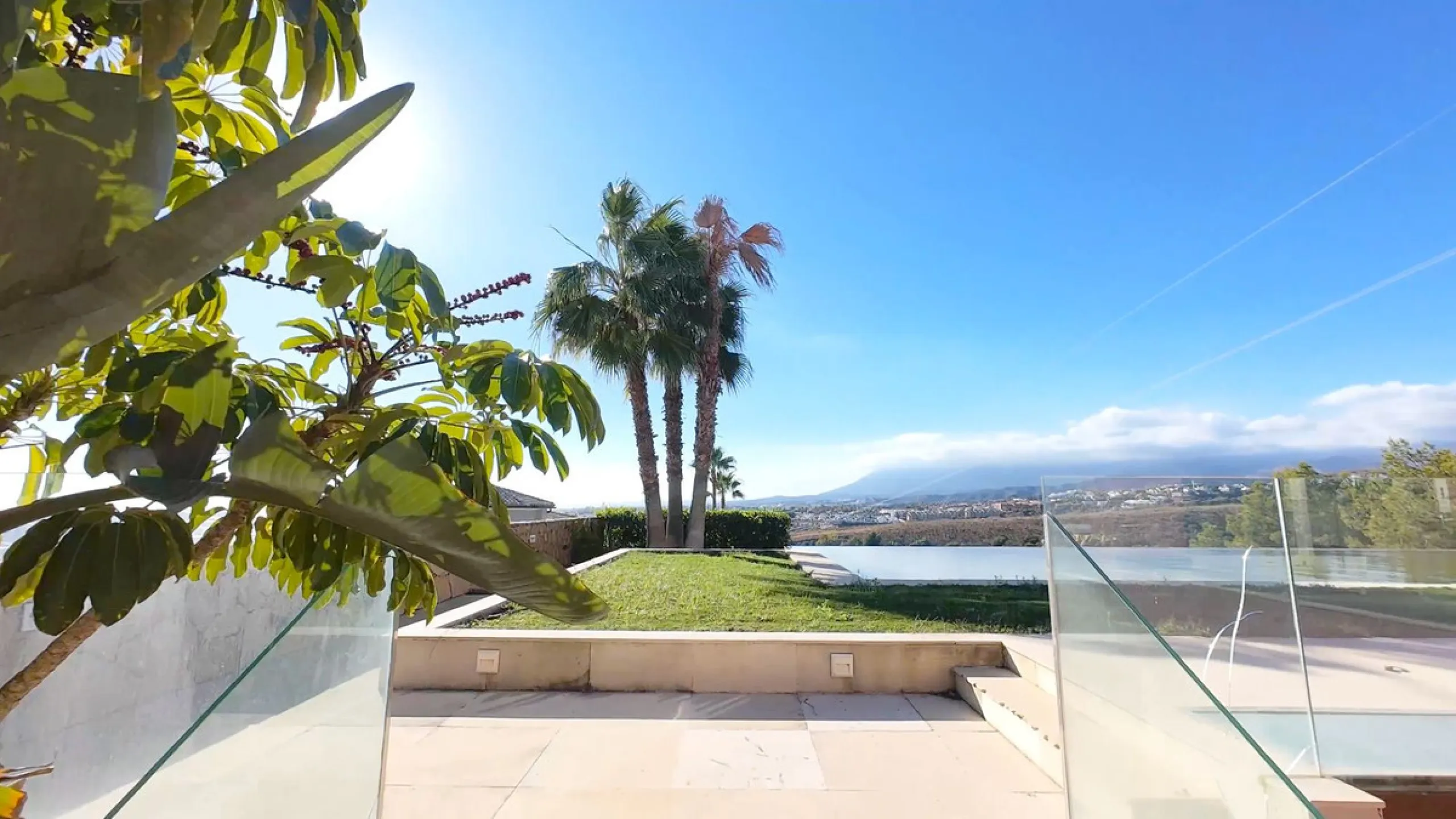 A unique and classic Andalusian villa on an elevated plot in the area of El Paraiso. Built in 1989, this villa has all of the features that will lend it so well to a wonderful reform project. An incredible entrance hallway which leads immediately into a w