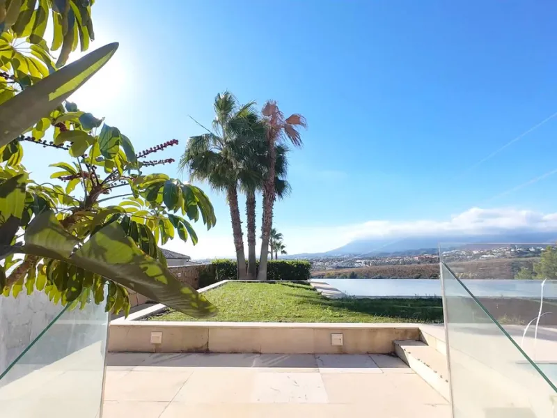 A unique and classic Andalusian villa on an elevated plot in the area of El Paraiso. Built in 1989, this villa has all of the features that will lend it so well to a wonderful reform project. An incredible entrance hallway which leads immediately into a w