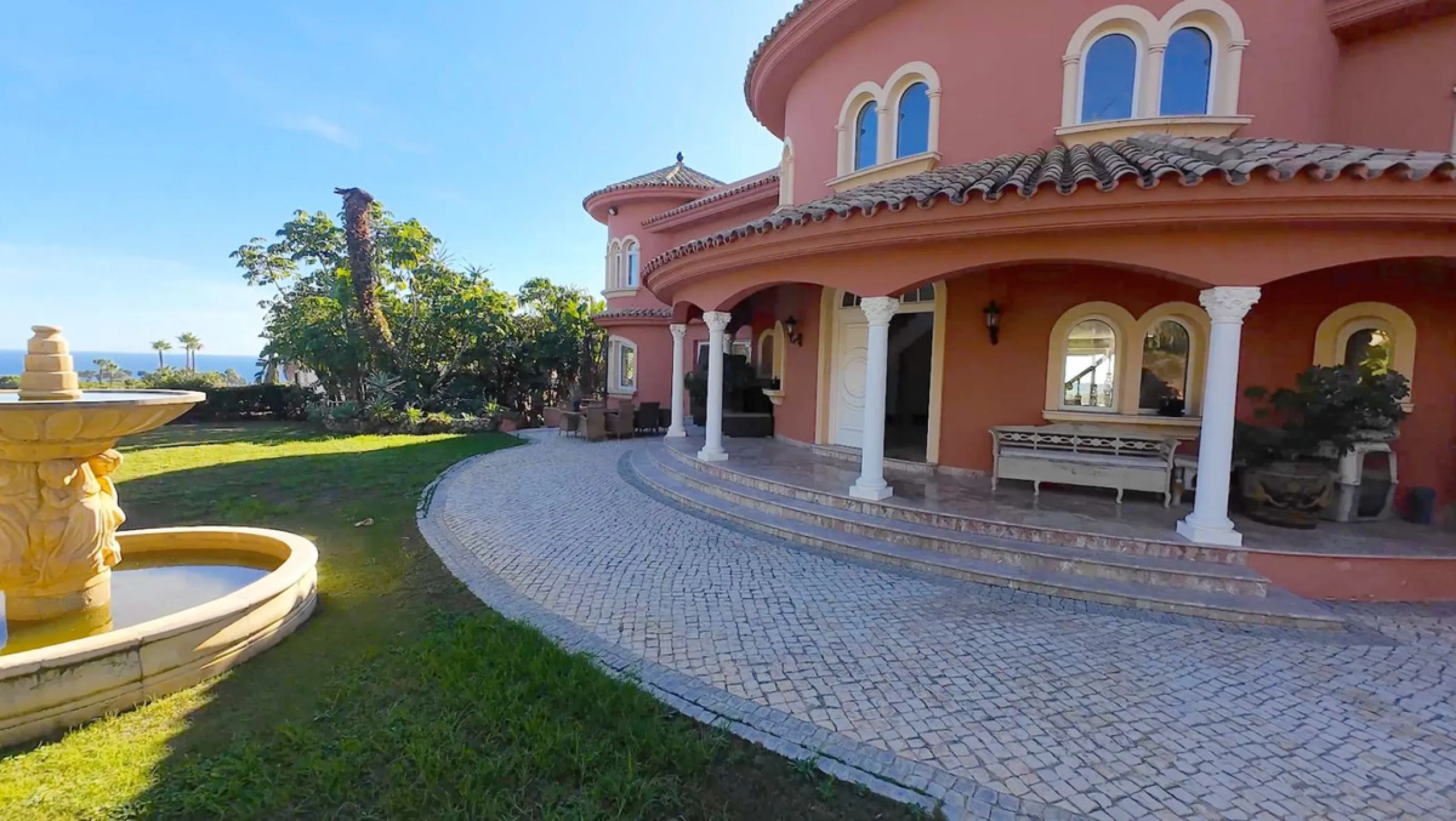 A unique and classic Andalusian villa on an elevated plot in the area of El Paraiso. Built in 1989, this villa has all of the features that will lend it so well to a wonderful reform project. An incredible entrance hallway which leads immediately into a w