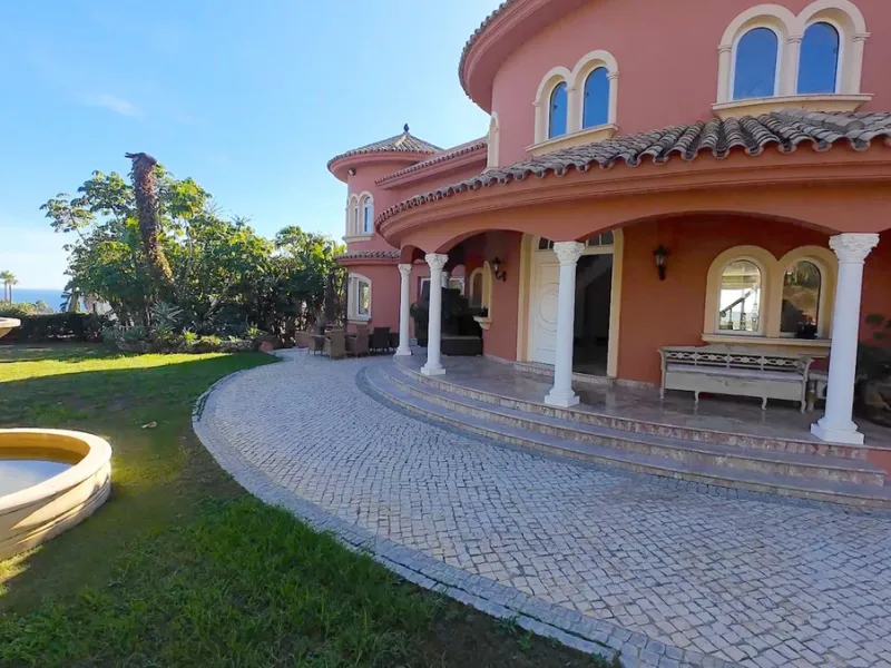 A unique and classic Andalusian villa on an elevated plot in the area of El Paraiso. Built in 1989, this villa has all of the features that will lend it so well to a wonderful reform project. An incredible entrance hallway which leads immediately into a w