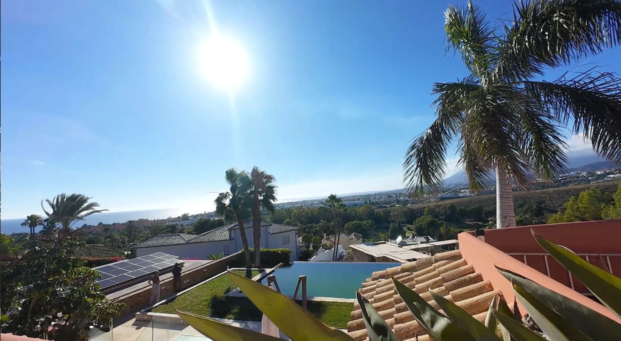 A unique and classic Andalusian villa on an elevated plot in the area of El Paraiso. Built in 1989, this villa has all of the features that will lend it so well to a wonderful reform project. An incredible entrance hallway which leads immediately into a w