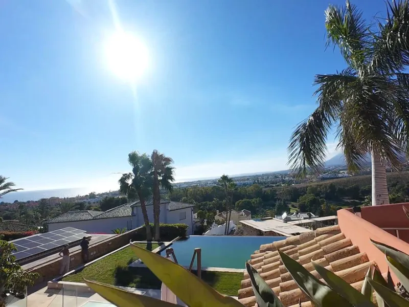 A unique and classic Andalusian villa on an elevated plot in the area of El Paraiso. Built in 1989, this villa has all of the features that will lend it so well to a wonderful reform project. An incredible entrance hallway which leads immediately into a w