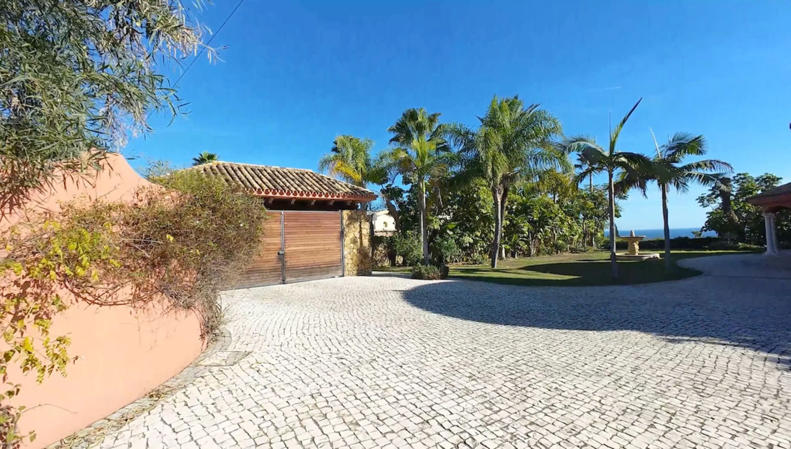 A unique and classic Andalusian villa on an elevated plot in the area of El Paraiso. Built in 1989, this villa has all of the features that will lend it so well to a wonderful reform project. An incredible entrance hallway which leads immediately into a w