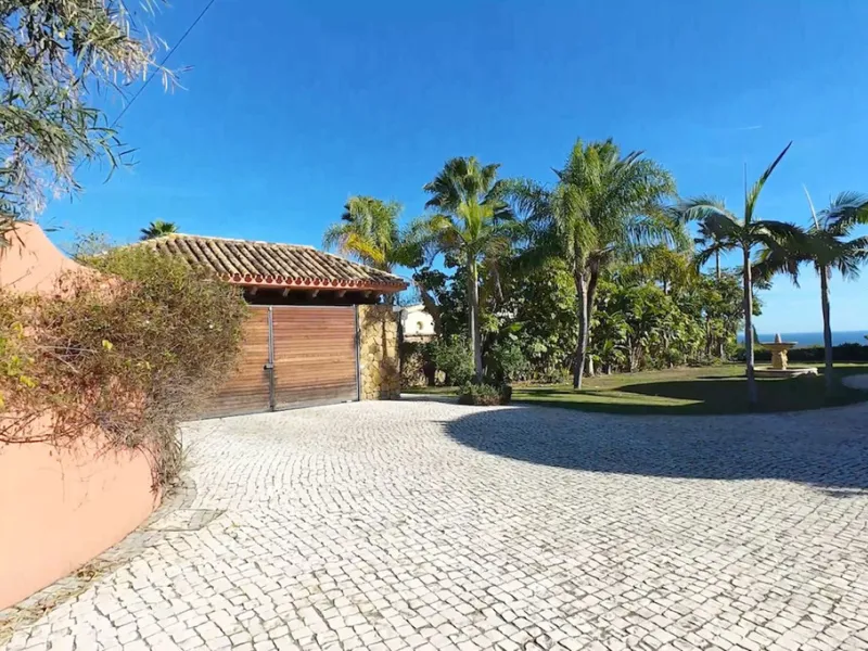 A unique and classic Andalusian villa on an elevated plot in the area of El Paraiso. Built in 1989, this villa has all of the features that will lend it so well to a wonderful reform project. An incredible entrance hallway which leads immediately into a w