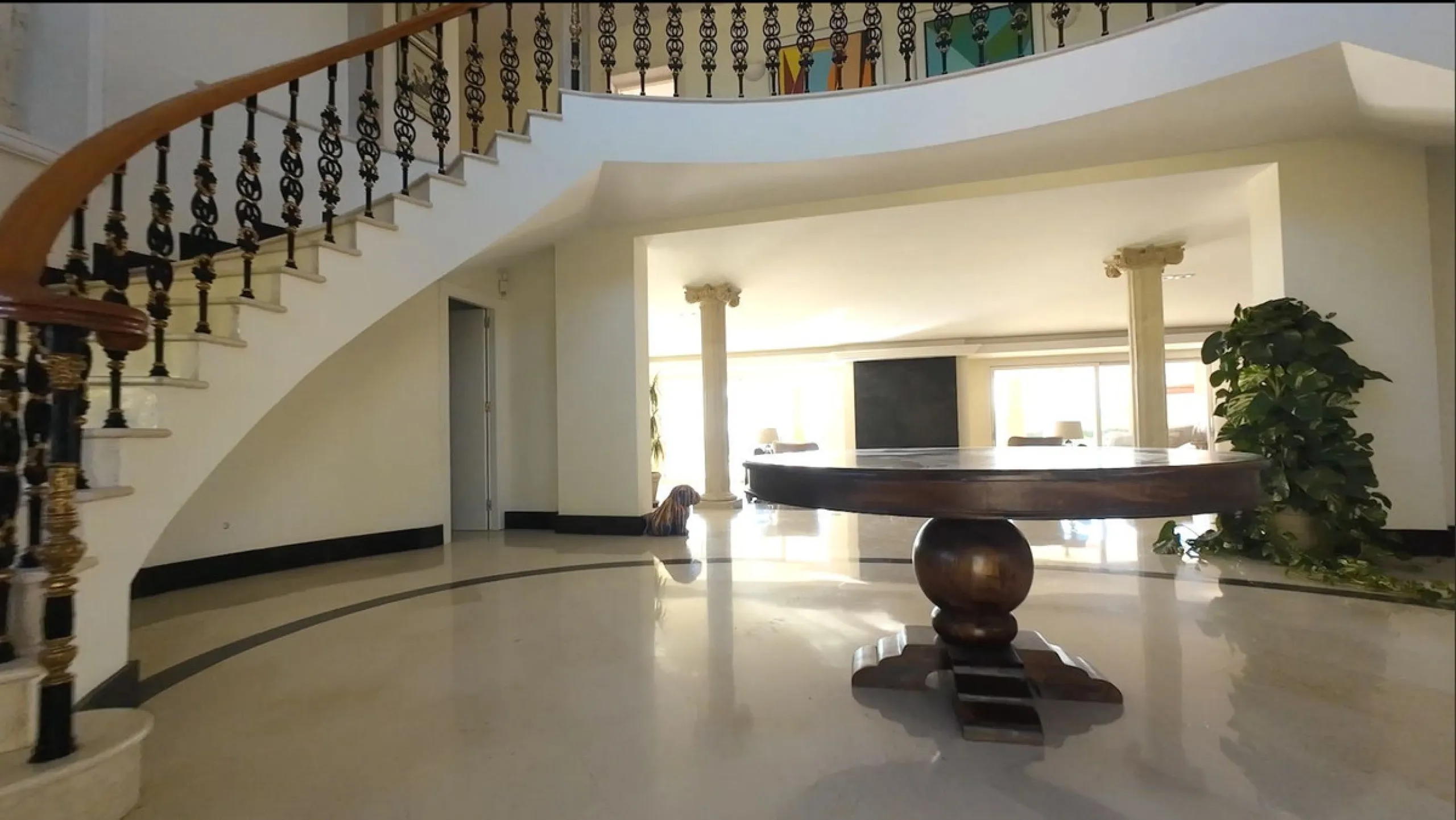 A unique and classic Andalusian villa on an elevated plot in the area of El Paraiso. Built in 1989, this villa has all of the features that will lend it so well to a wonderful reform project. An incredible entrance hallway which leads immediately into a w