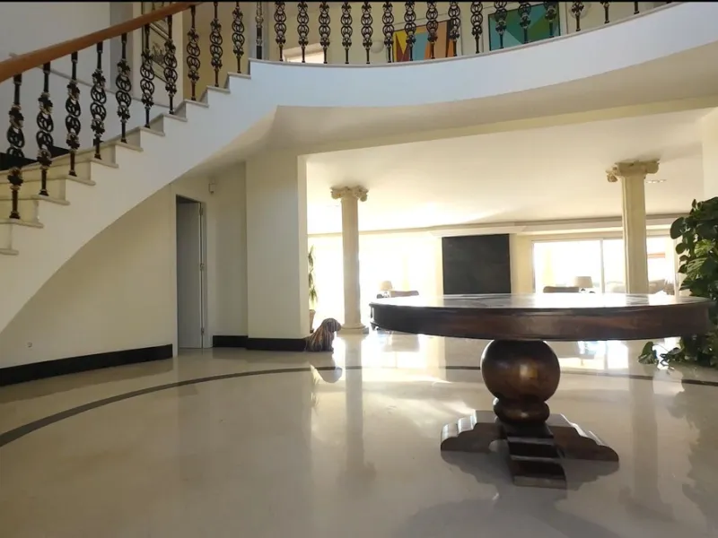 A unique and classic Andalusian villa on an elevated plot in the area of El Paraiso. Built in 1989, this villa has all of the features that will lend it so well to a wonderful reform project. An incredible entrance hallway which leads immediately into a w