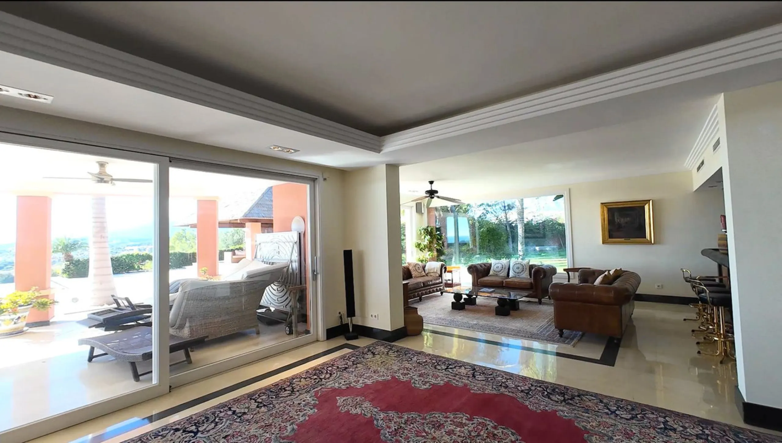 A unique and classic Andalusian villa on an elevated plot in the area of El Paraiso. Built in 1989, this villa has all of the features that will lend it so well to a wonderful reform project. An incredible entrance hallway which leads immediately into a w