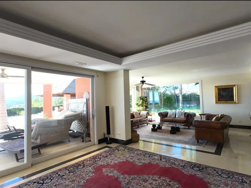 A unique and classic Andalusian villa on an elevated plot in the area of El Paraiso. Built in 1989, this villa has all of the features that will lend it so well to a wonderful reform project. An incredible entrance hallway which leads immediately into a w