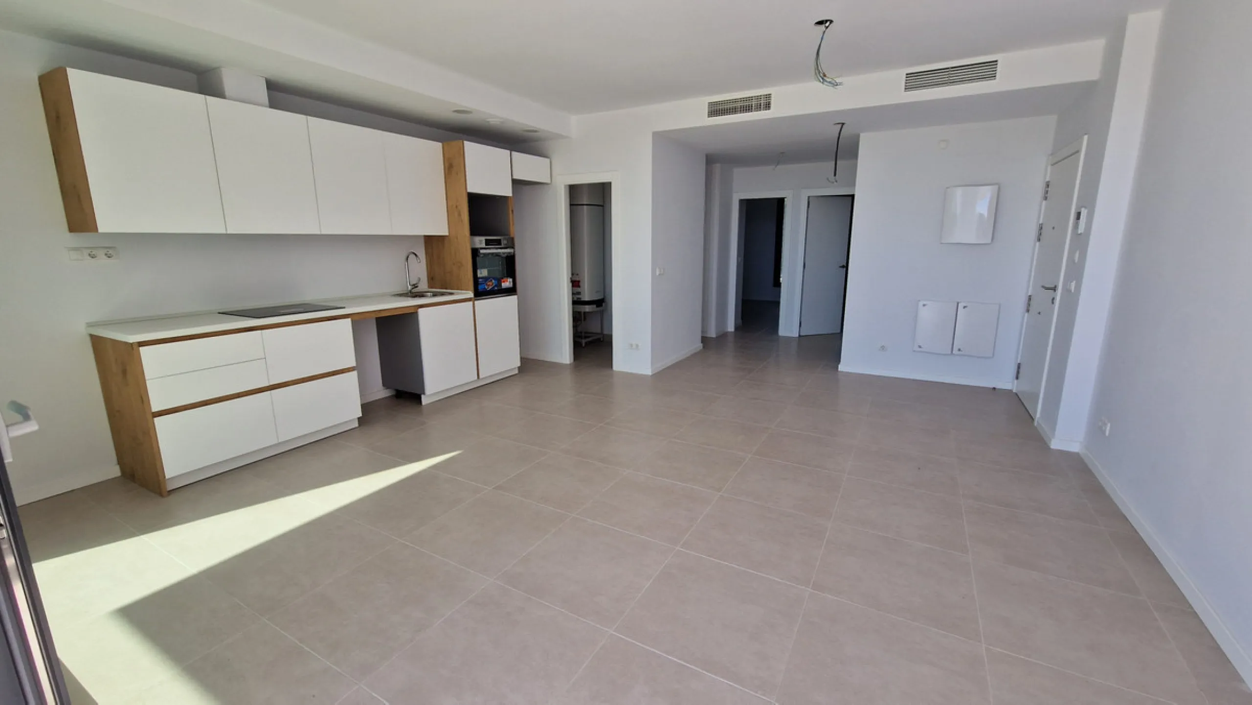 Fantastic brand new 3-bedroom apartment on the ground floor of the newly built complex in Residencial Senda, in the town centre of Estepona. It is a modern gated complex with only 34 apartments, in a privileged area next to the new Auditorium, with everyt