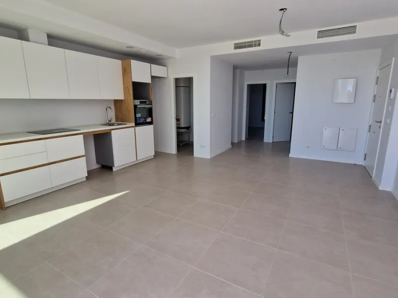 Fantastic brand new 3-bedroom apartment on the ground floor of the newly built complex in Residencial Senda, in the town centre of Estepona. It is a modern gated complex with only 34 apartments, in a privileged area next to the new Auditorium, with everyt