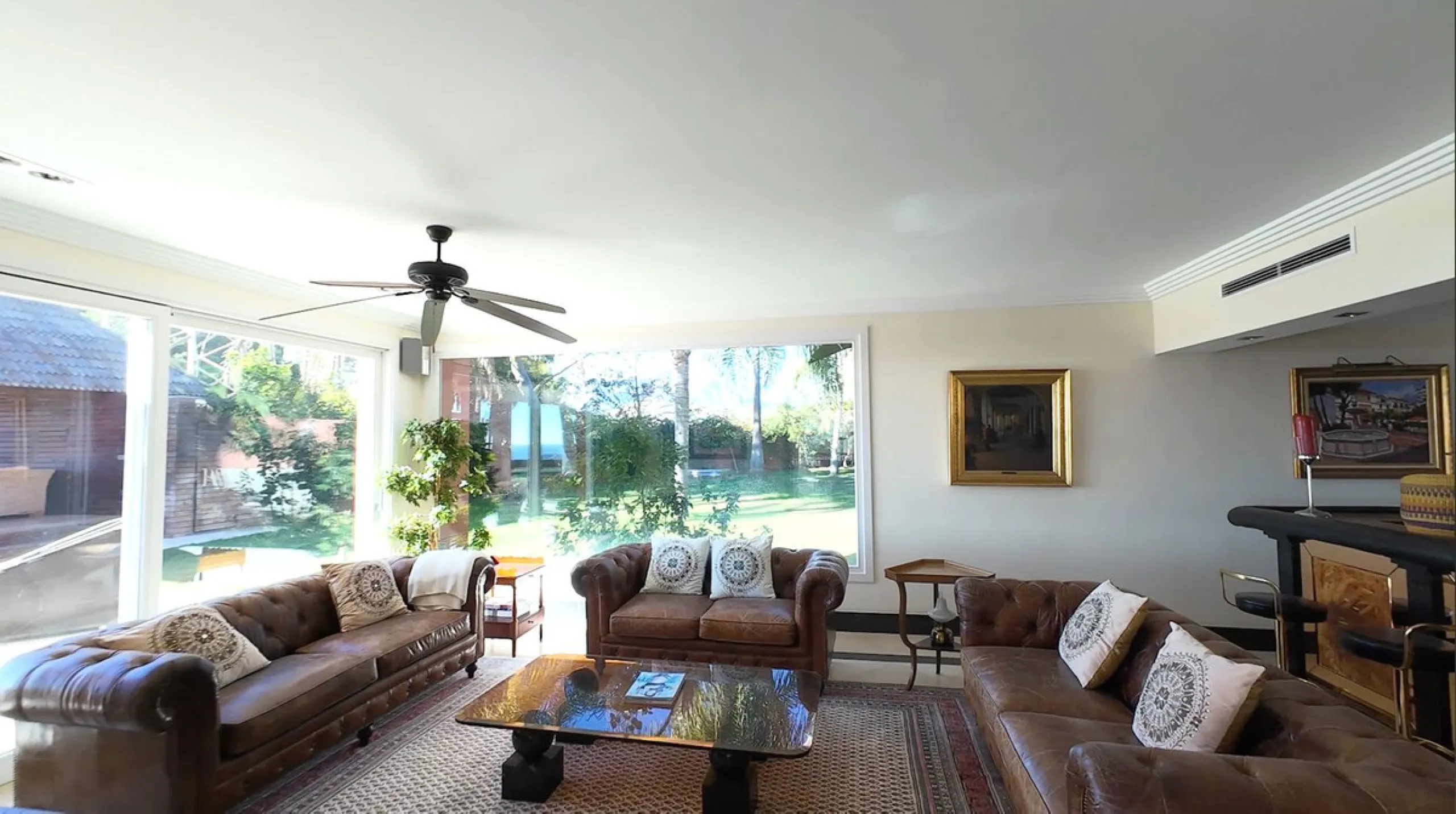 A unique and classic Andalusian villa on an elevated plot in the area of El Paraiso. Built in 1989, this villa has all of the features that will lend it so well to a wonderful reform project. An incredible entrance hallway which leads immediately into a w