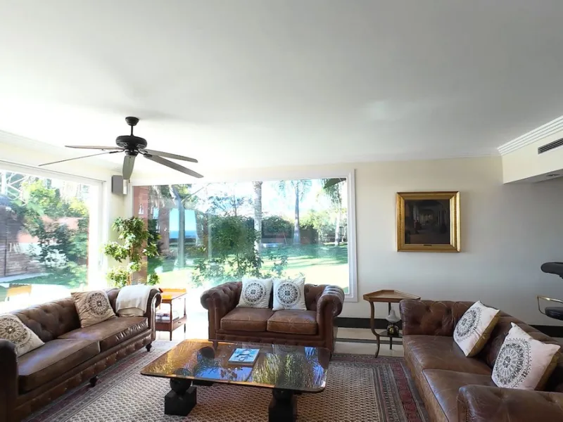 A unique and classic Andalusian villa on an elevated plot in the area of El Paraiso. Built in 1989, this villa has all of the features that will lend it so well to a wonderful reform project. An incredible entrance hallway which leads immediately into a w