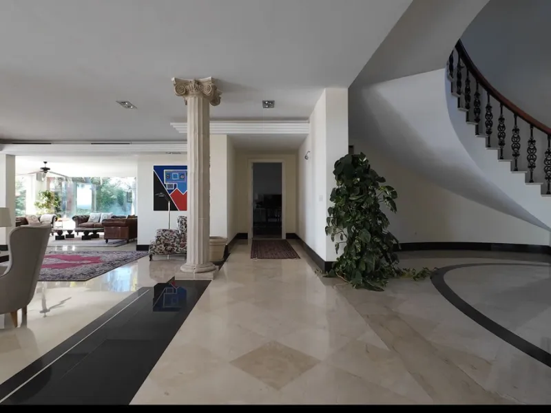A unique and classic Andalusian villa on an elevated plot in the area of El Paraiso. Built in 1989, this villa has all of the features that will lend it so well to a wonderful reform project. An incredible entrance hallway which leads immediately into a w