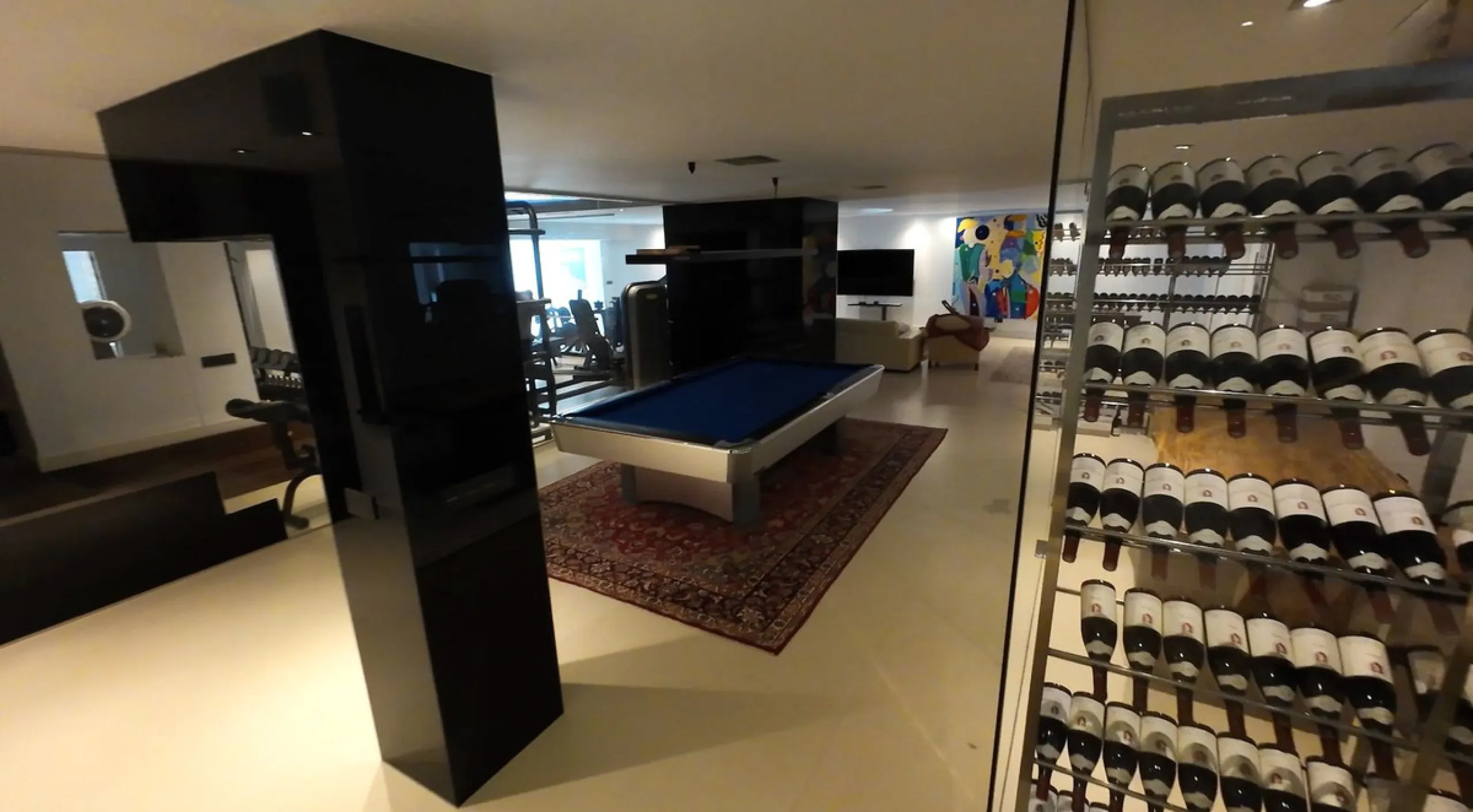 A unique and classic Andalusian villa on an elevated plot in the area of El Paraiso. Built in 1989, this villa has all of the features that will lend it so well to a wonderful reform project. An incredible entrance hallway which leads immediately into a w