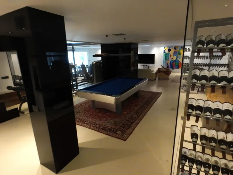 A unique and classic Andalusian villa on an elevated plot in the area of El Paraiso. Built in 1989, this villa has all of the features that will lend it so well to a wonderful reform project. An incredible entrance hallway which leads immediately into a w