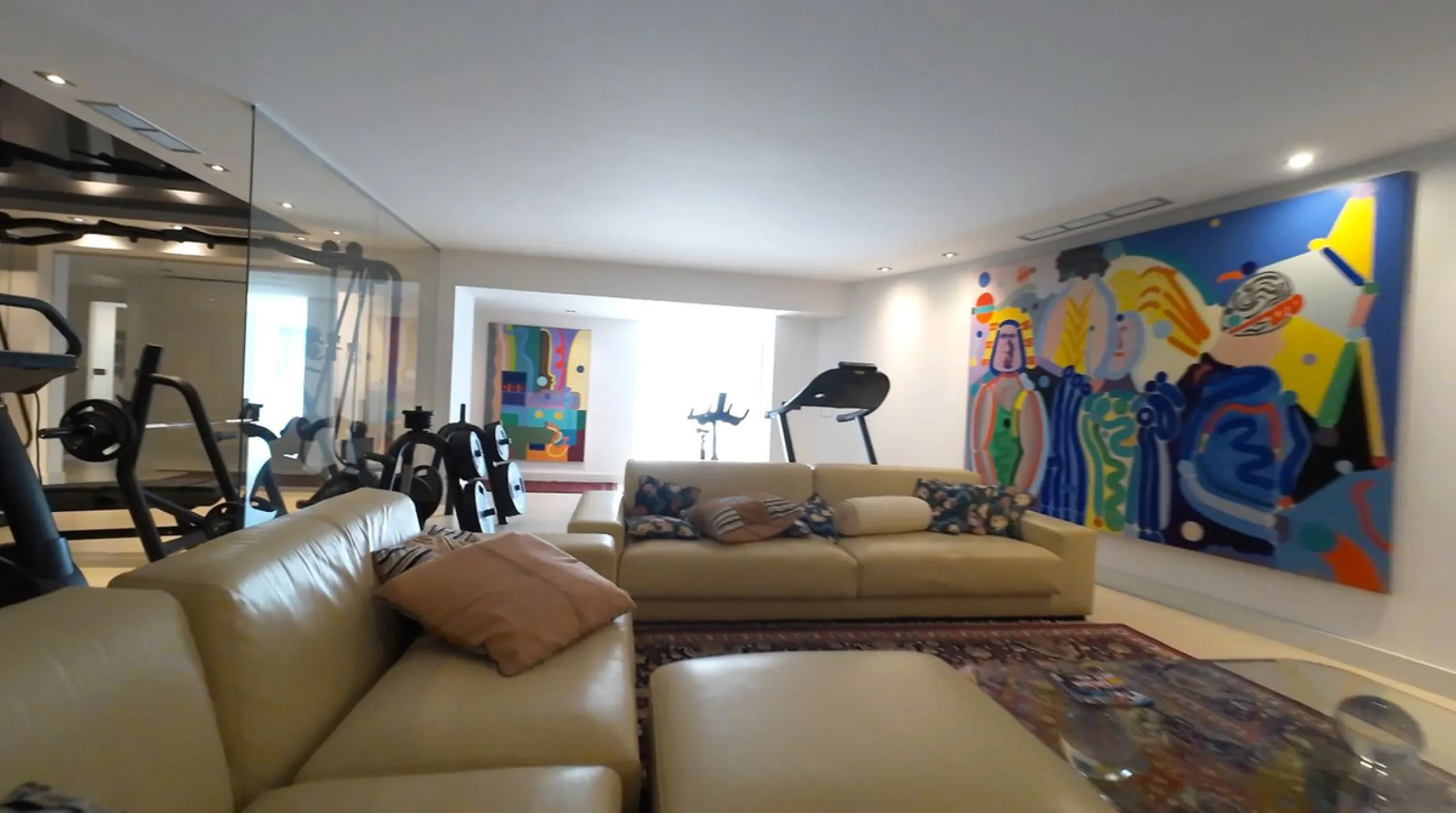 A unique and classic Andalusian villa on an elevated plot in the area of El Paraiso. Built in 1989, this villa has all of the features that will lend it so well to a wonderful reform project. An incredible entrance hallway which leads immediately into a w
