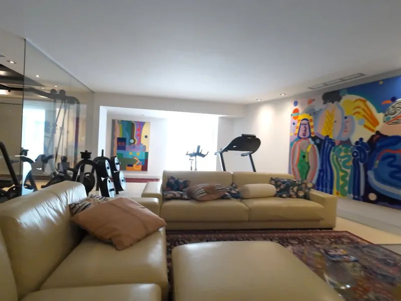A unique and classic Andalusian villa on an elevated plot in the area of El Paraiso. Built in 1989, this villa has all of the features that will lend it so well to a wonderful reform project. An incredible entrance hallway which leads immediately into a w