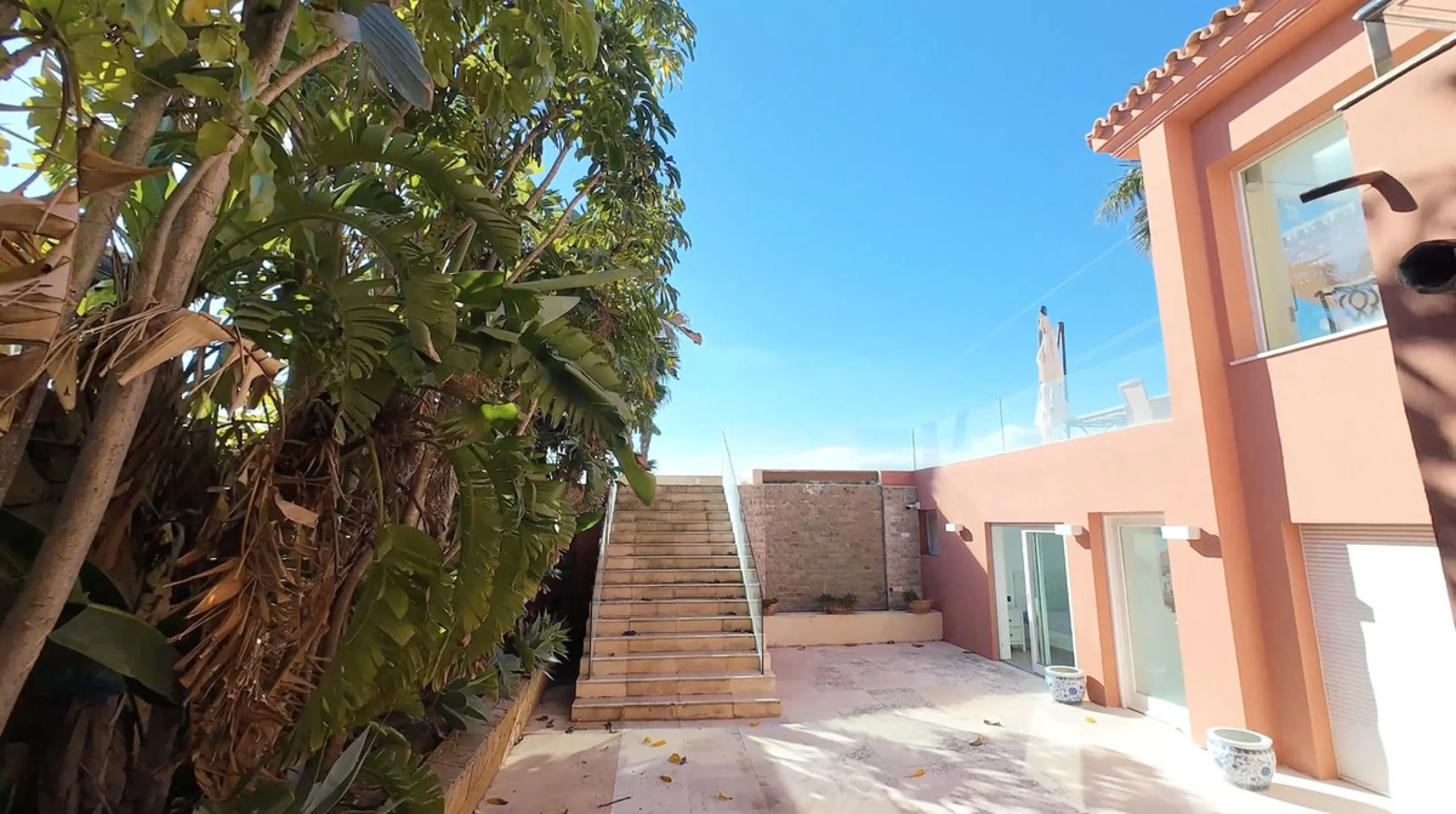 A unique and classic Andalusian villa on an elevated plot in the area of El Paraiso. Built in 1989, this villa has all of the features that will lend it so well to a wonderful reform project. An incredible entrance hallway which leads immediately into a w