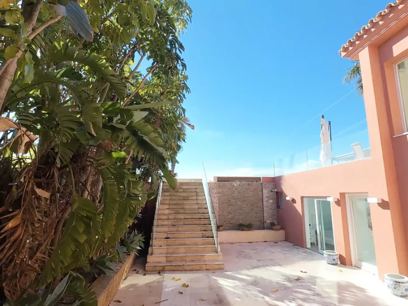 A unique and classic Andalusian villa on an elevated plot in the area of El Paraiso. Built in 1989, this villa has all of the features that will lend it so well to a wonderful reform project. An incredible entrance hallway which leads immediately into a w