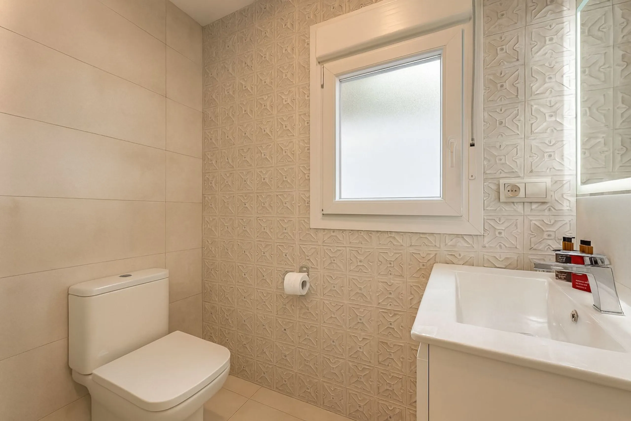 House - Detached Villa в продаже в Mijas, Málaga. В доме 3 спален и 3 ванных комнат. Площадь дома 182 м². Площадь участка 222 м²
