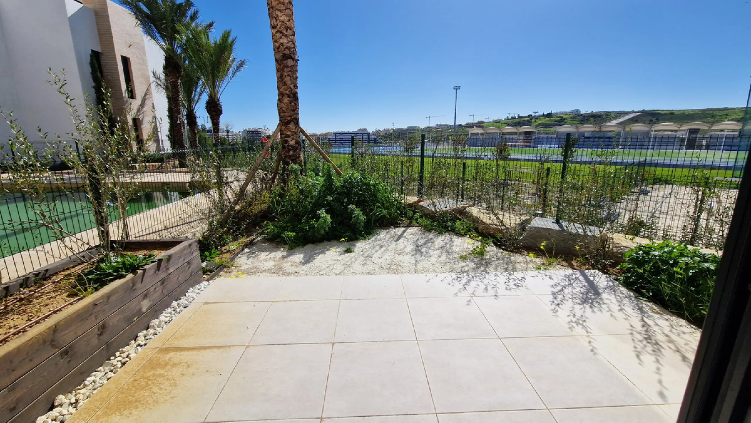 Fantastic brand new 3-bedroom apartment on the ground floor of the newly built complex in Residencial Senda, in the town centre of Estepona. It is a modern gated complex with only 34 apartments, in a privileged area next to the new Auditorium, with everyt