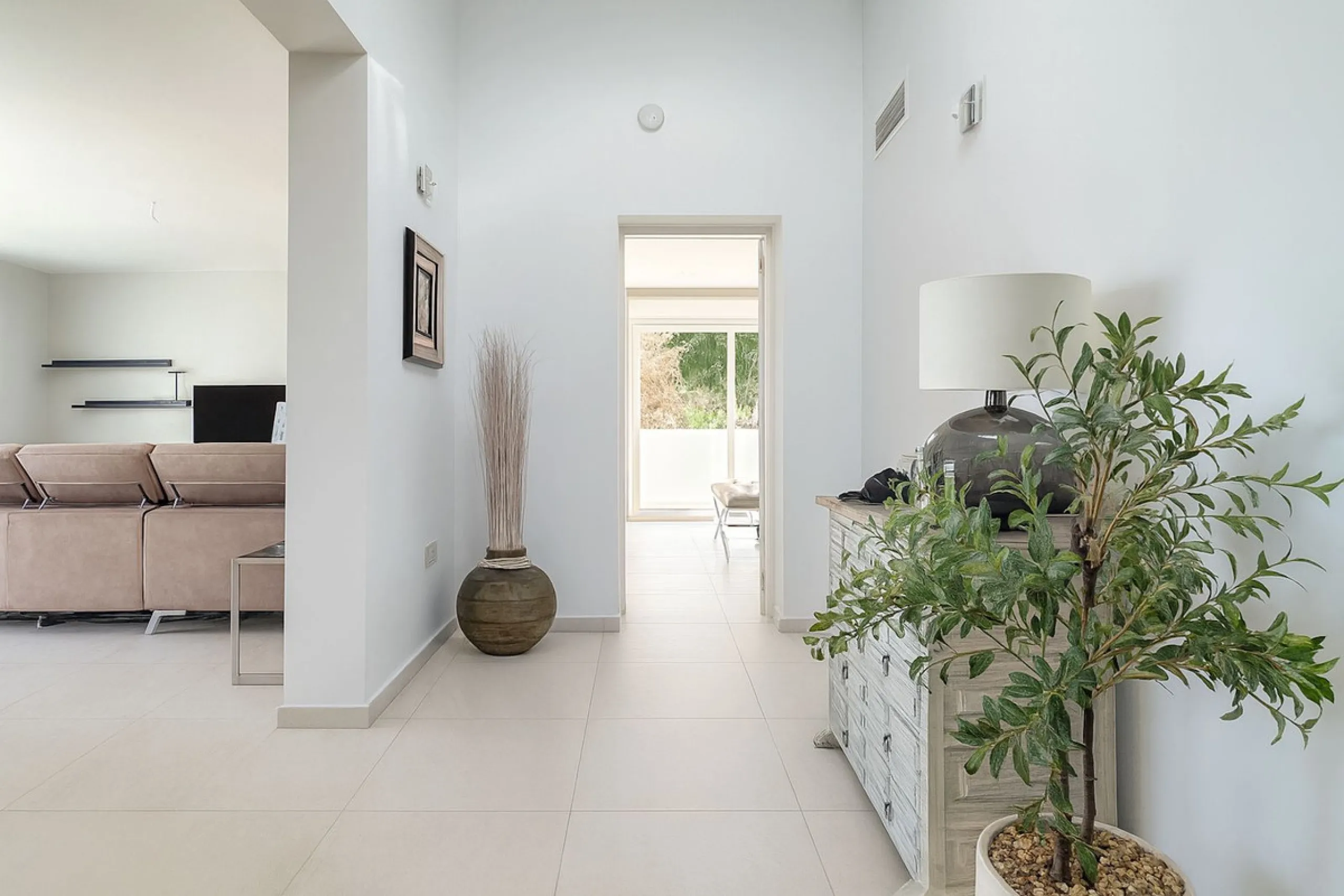 House - Detached Villa в продаже в Mijas, Málaga. В доме 3 спален и 3 ванных комнат. Площадь дома 182 м². Площадь участка 222 м²