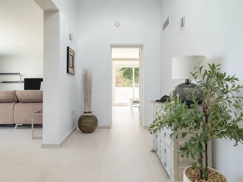 House - Detached Villa в продаже в Mijas, Málaga. В доме 3 спален и 3 ванных комнат. Площадь дома 182 м². Площадь участка 222 м²
