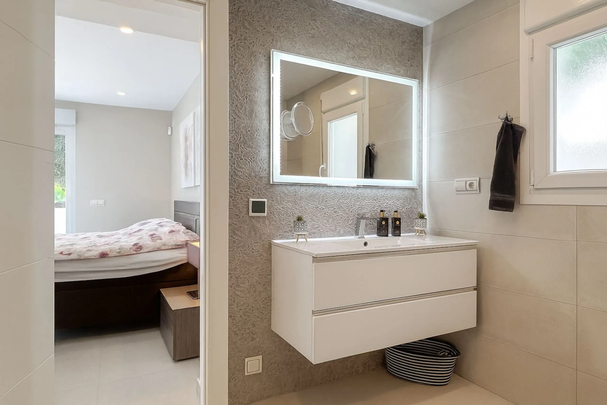 House - Detached Villa в продаже в Mijas, Málaga. В доме 3 спален и 3 ванных комнат. Площадь дома 182 м². Площадь участка 222 м²