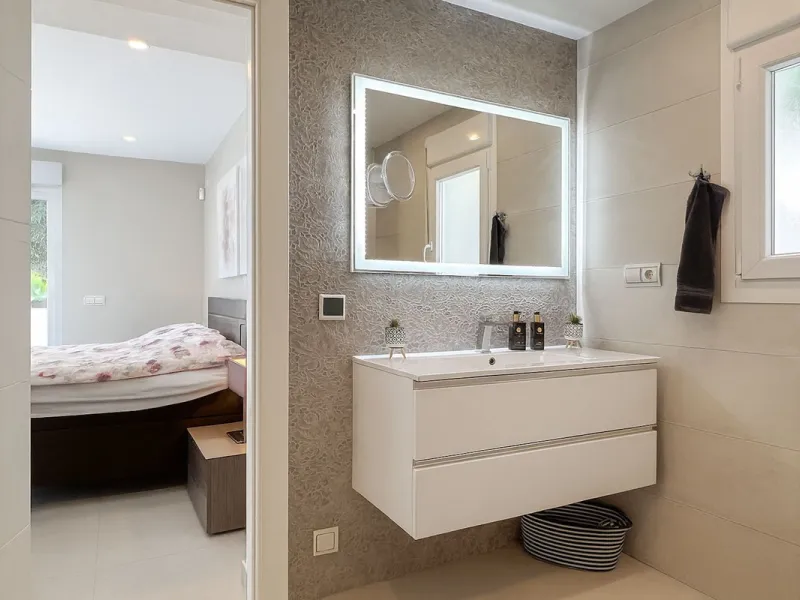 House - Detached Villa в продаже в Mijas, Málaga. В доме 3 спален и 3 ванных комнат. Площадь дома 182 м². Площадь участка 222 м²