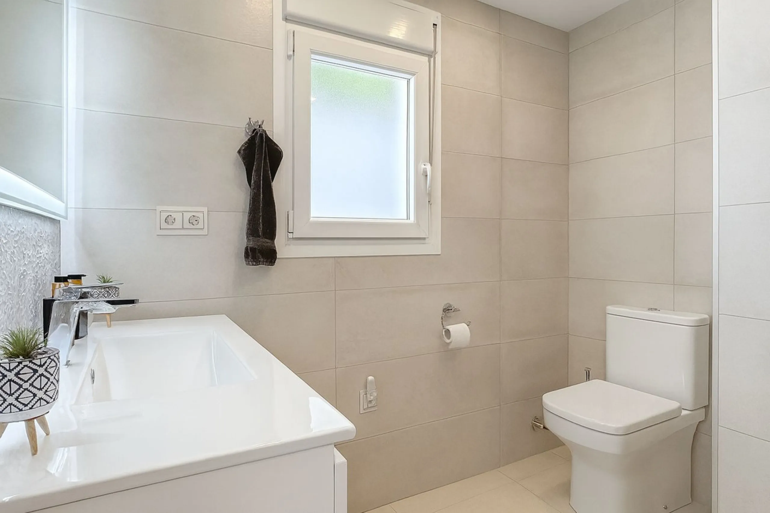 House - Detached Villa в продаже в Mijas, Málaga. В доме 3 спален и 3 ванных комнат. Площадь дома 182 м². Площадь участка 222 м²