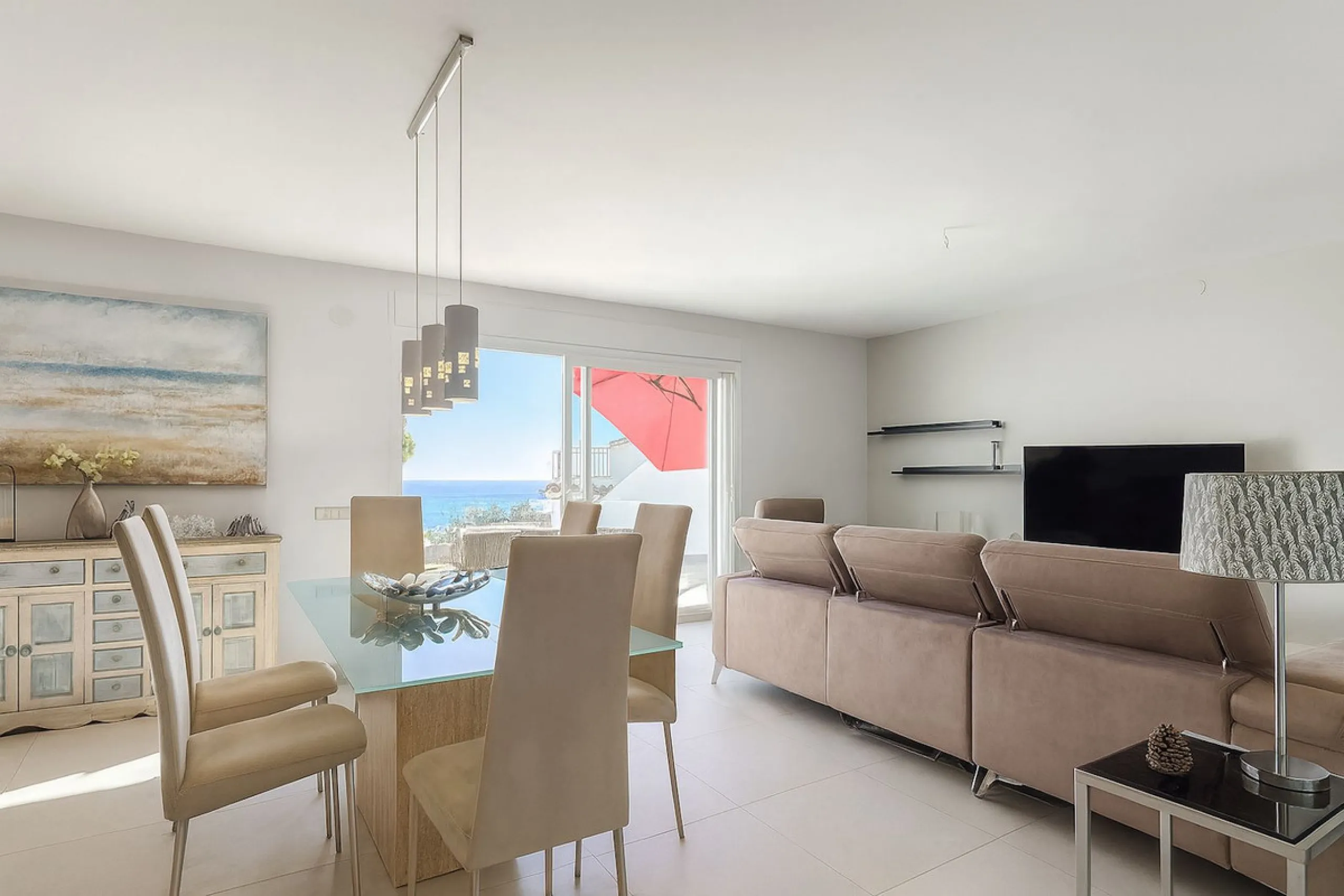 House - Detached Villa в продаже в Mijas, Málaga. В доме 3 спален и 3 ванных комнат. Площадь дома 182 м². Площадь участка 222 м²