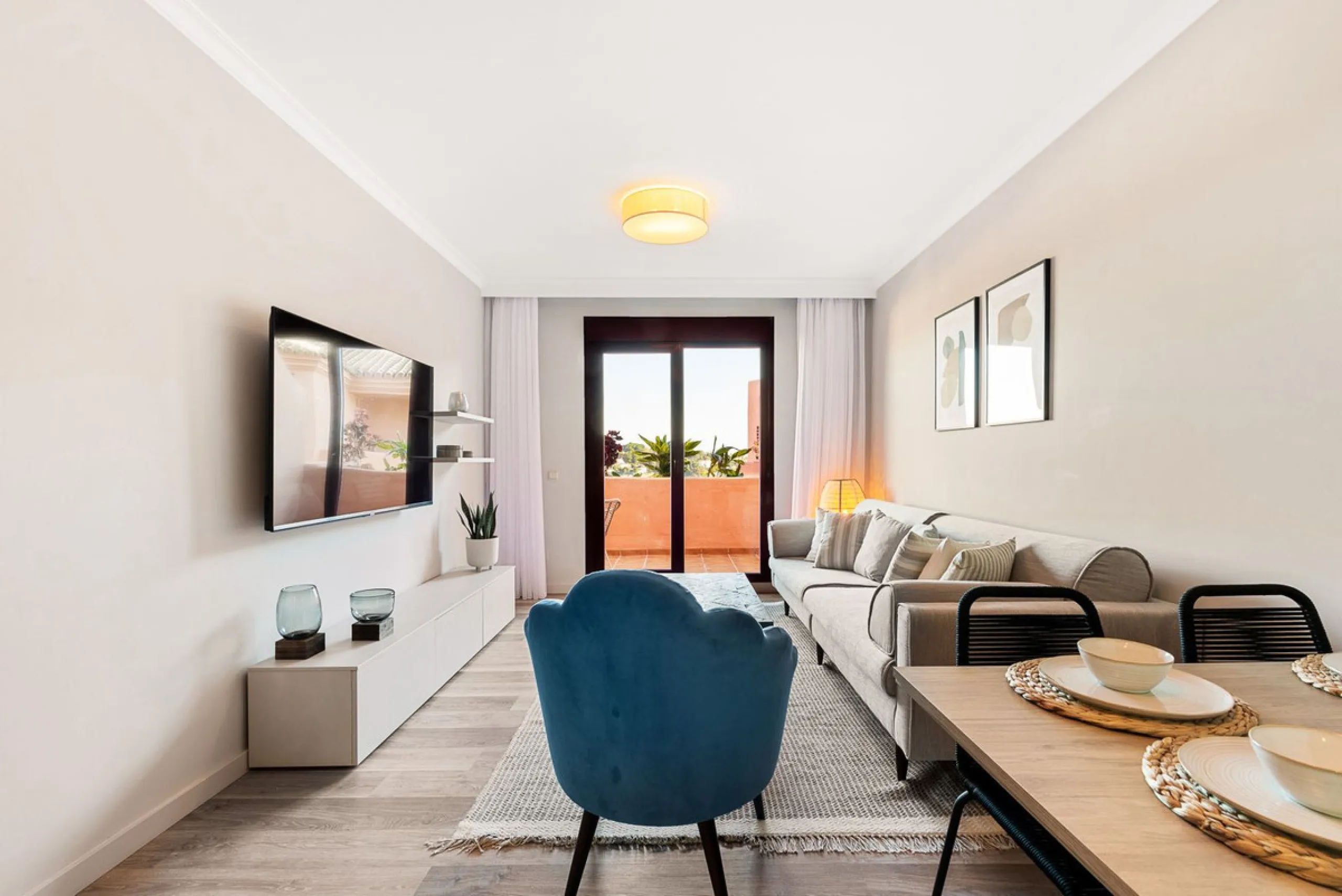 Beautiful, fully furnished  2 Bed 2 Bath apartment with Panoramic views of La Concha Mountain, El Paraíso Golf Course and the Mediterranean Sea.