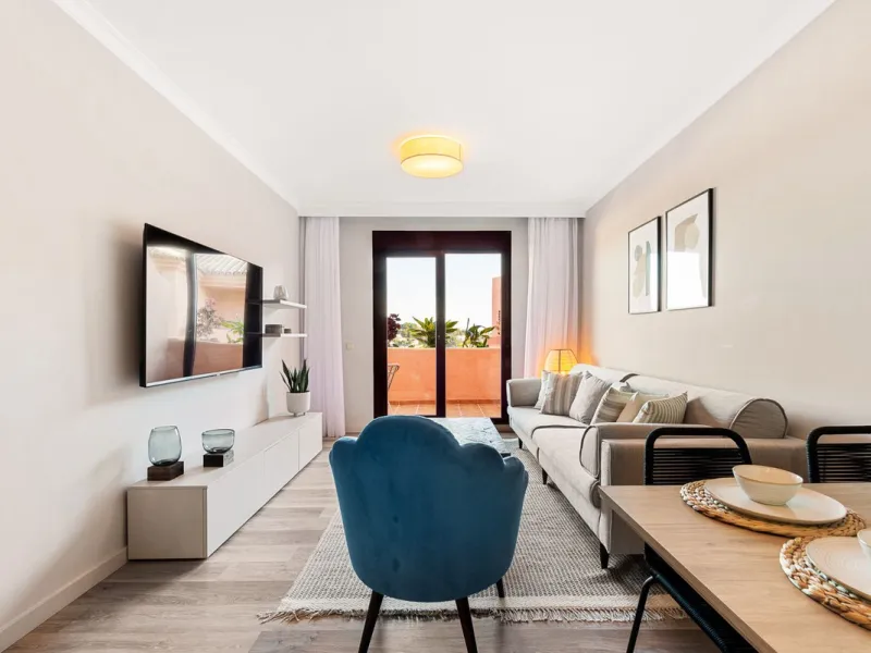 Beautiful, fully furnished  2 Bed 2 Bath apartment with Panoramic views of La Concha Mountain, El Paraíso Golf Course and the Mediterranean Sea.