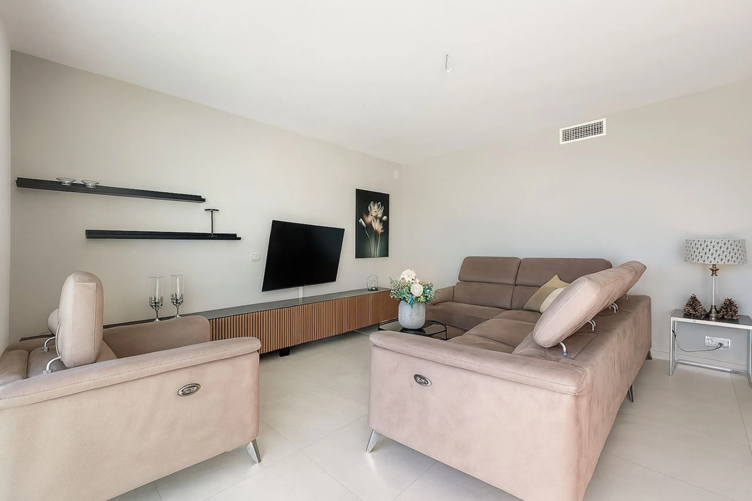 House - Detached Villa в продаже в Mijas, Málaga. В доме 3 спален и 3 ванных комнат. Площадь дома 182 м². Площадь участка 222 м²