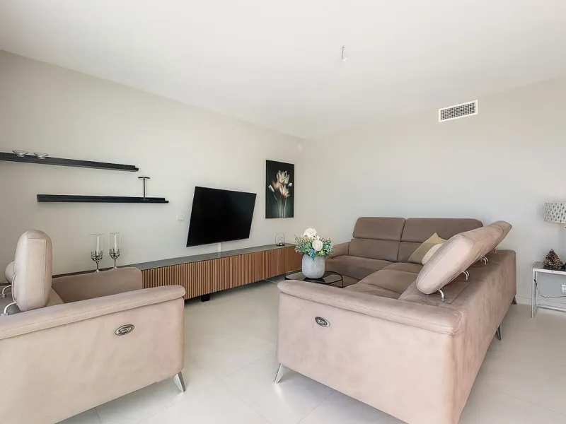 House - Detached Villa в продаже в Mijas, Málaga. В доме 3 спален и 3 ванных комнат. Площадь дома 182 м². Площадь участка 222 м²