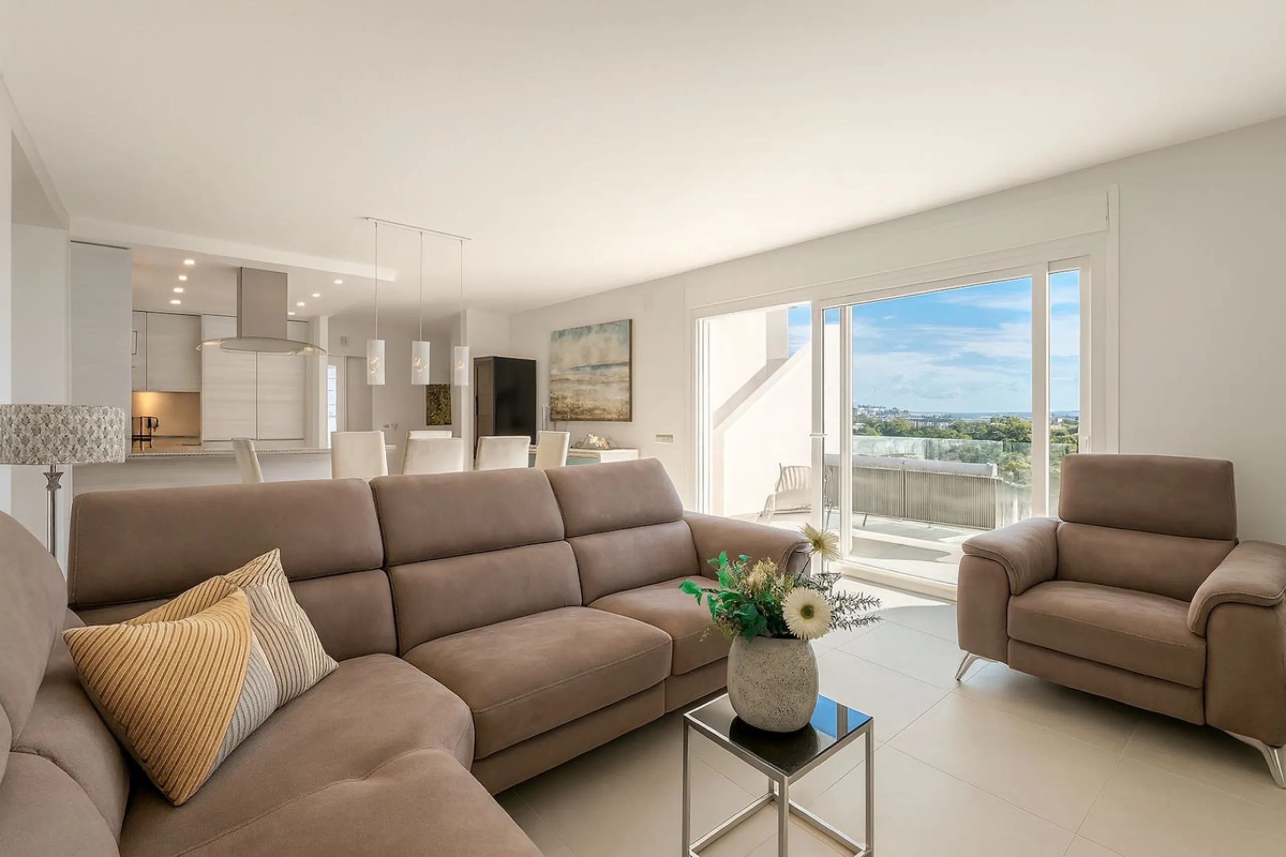 House - Detached Villa в продаже в Mijas, Málaga. В доме 3 спален и 3 ванных комнат. Площадь дома 182 м². Площадь участка 222 м²