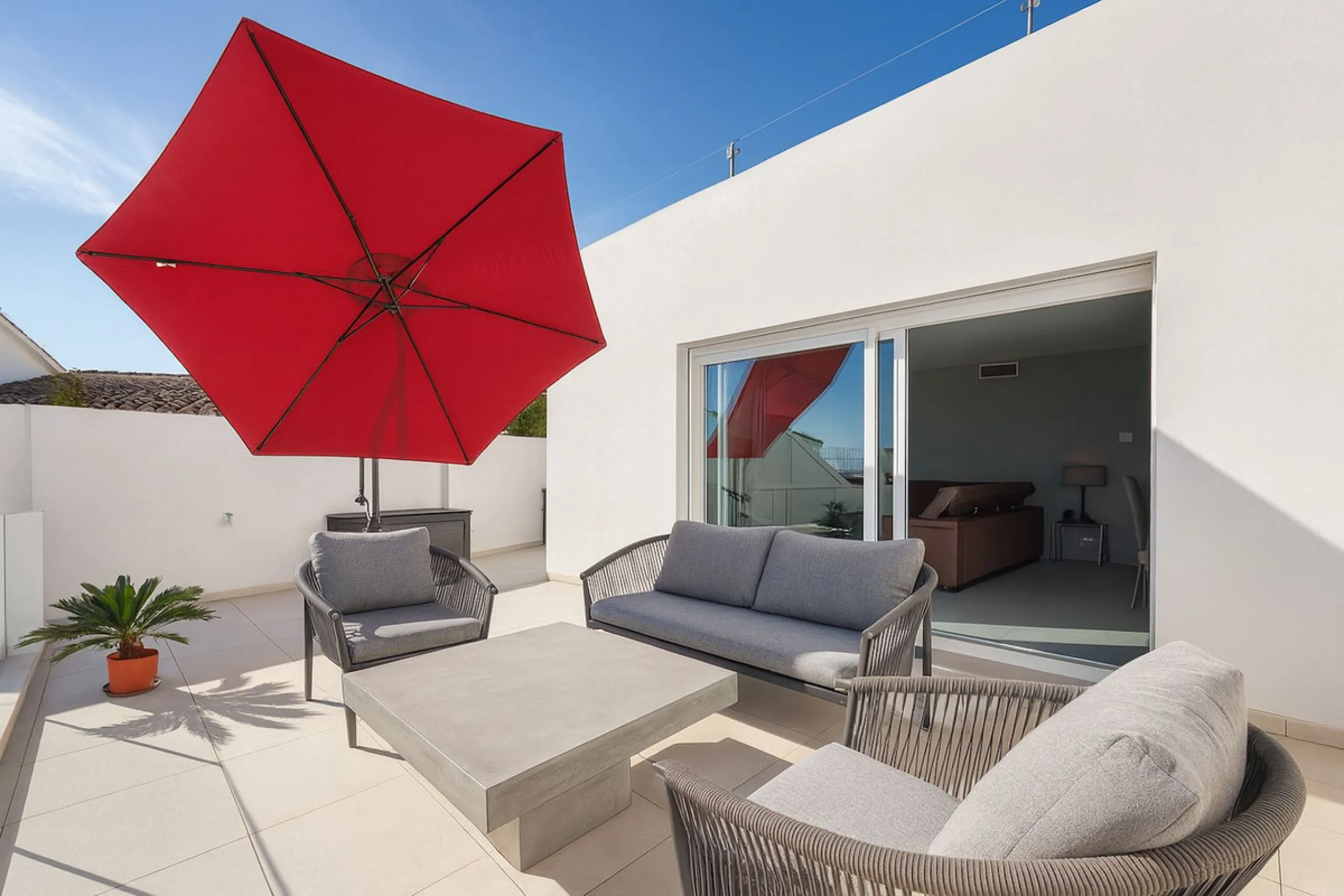 House - Detached Villa в продаже в Mijas, Málaga. В доме 3 спален и 3 ванных комнат. Площадь дома 182 м². Площадь участка 222 м²
