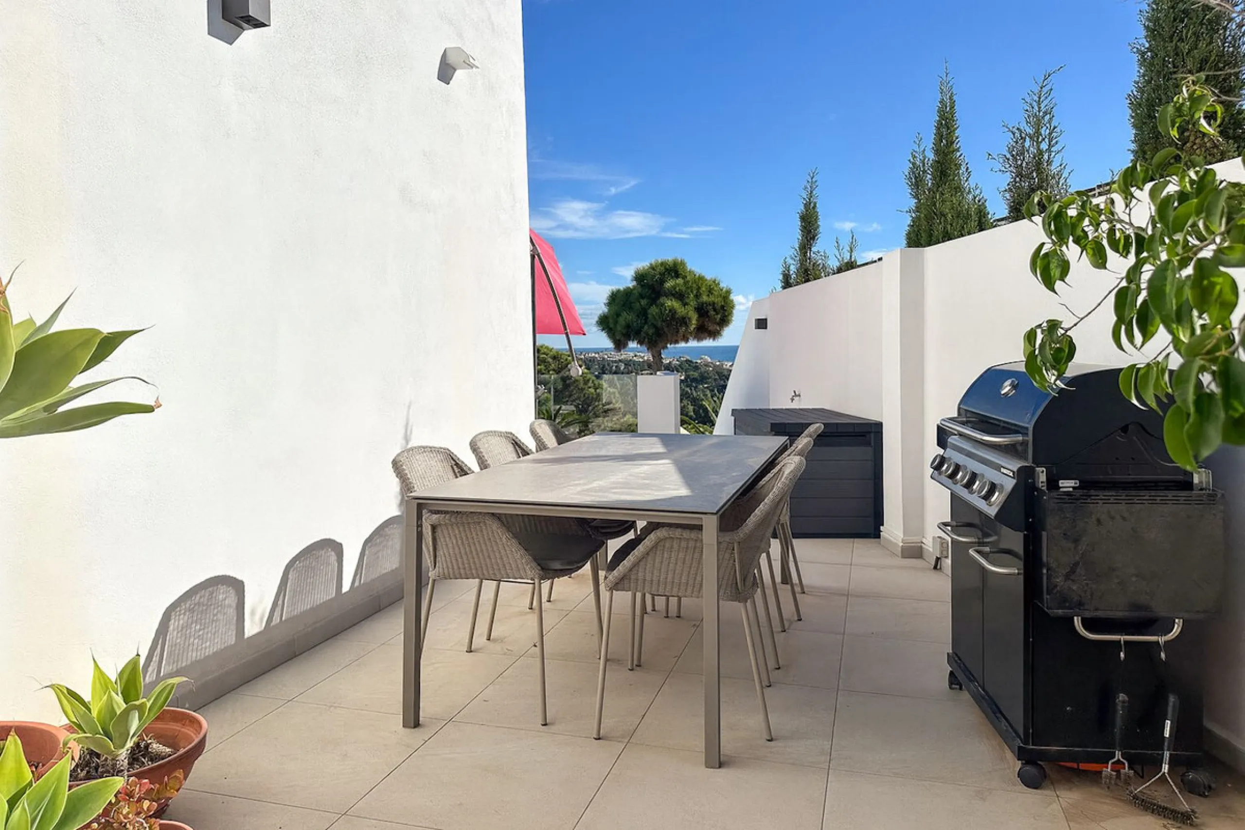 House - Detached Villa в продаже в Mijas, Málaga. В доме 3 спален и 3 ванных комнат. Площадь дома 182 м². Площадь участка 222 м²