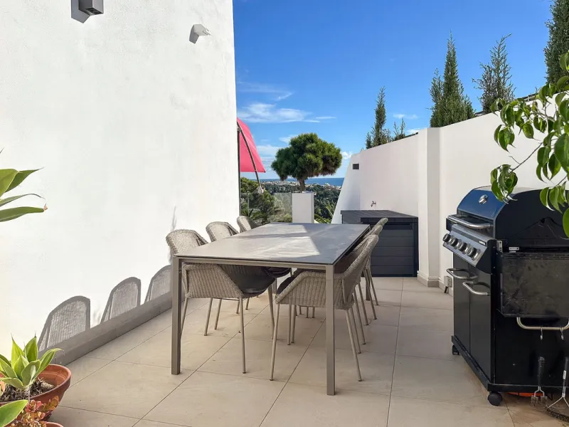 House - Detached Villa в продаже в Mijas, Málaga. В доме 3 спален и 3 ванных комнат. Площадь дома 182 м². Площадь участка 222 м²
