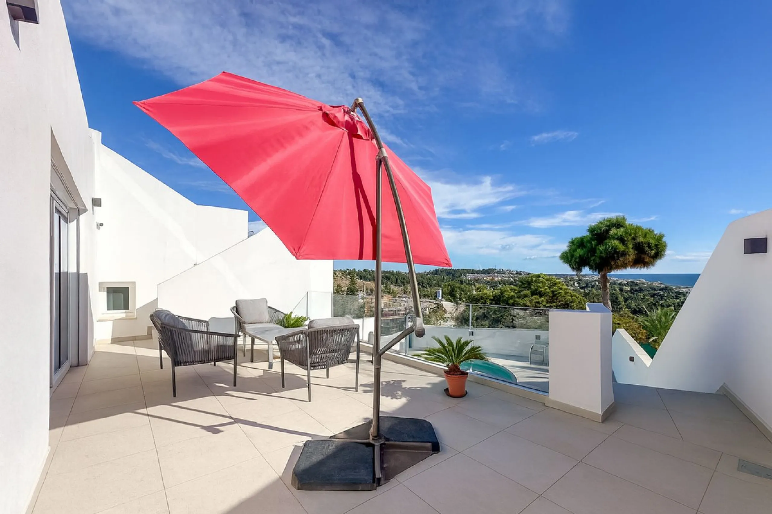 House - Detached Villa в продаже в Mijas, Málaga. В доме 3 спален и 3 ванных комнат. Площадь дома 182 м². Площадь участка 222 м²