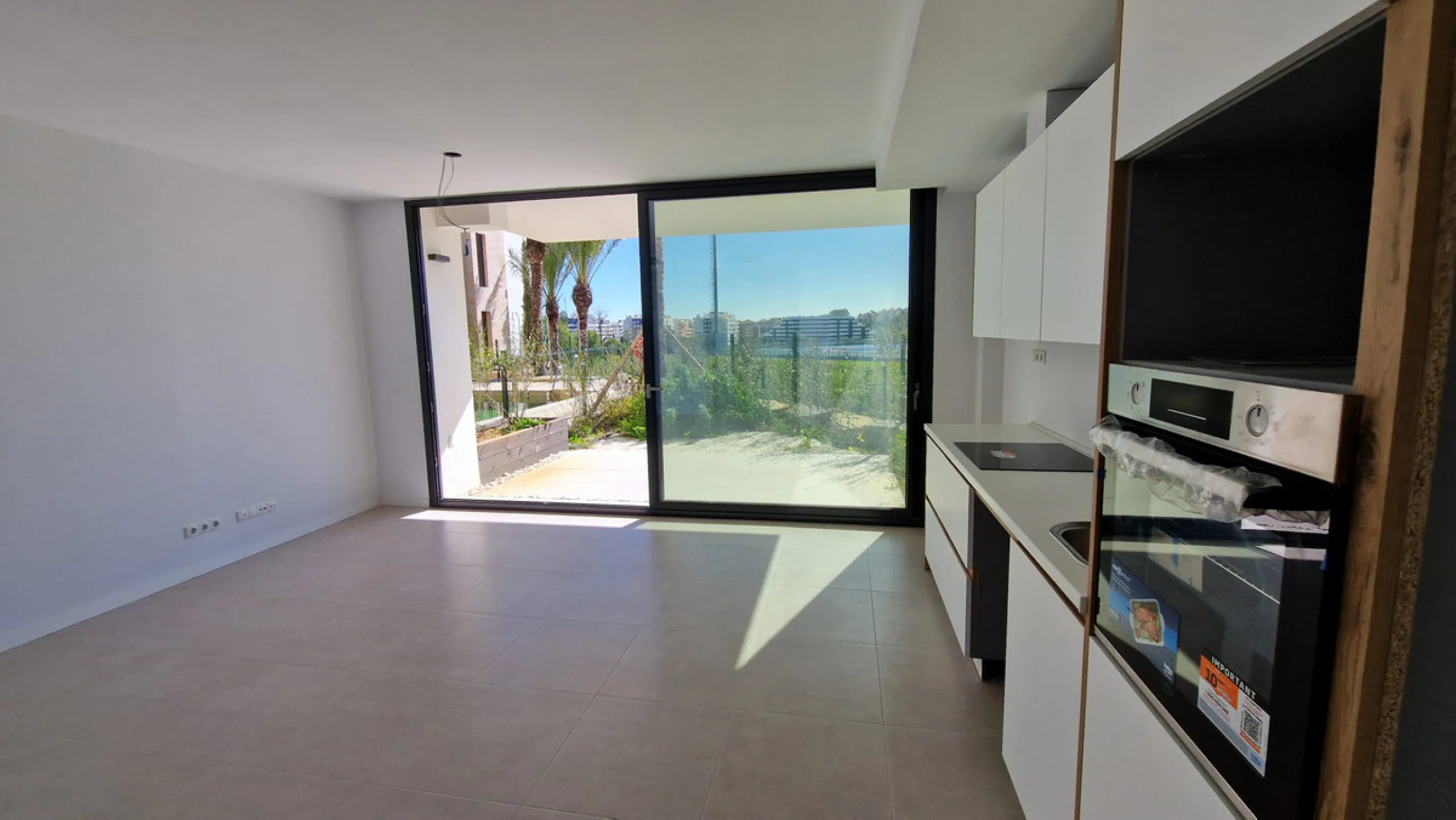 Fantastic brand new 3-bedroom apartment on the ground floor of the newly built complex in Residencial Senda, in the town centre of Estepona. It is a modern gated complex with only 34 apartments, in a privileged area next to the new Auditorium, with everyt