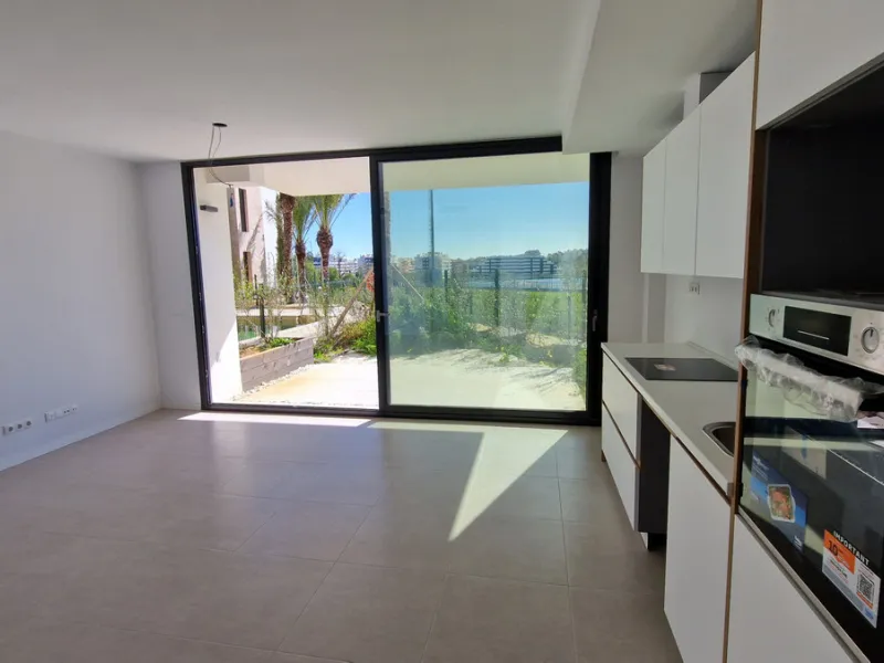 Fantastic brand new 3-bedroom apartment on the ground floor of the newly built complex in Residencial Senda, in the town centre of Estepona. It is a modern gated complex with only 34 apartments, in a privileged area next to the new Auditorium, with everyt