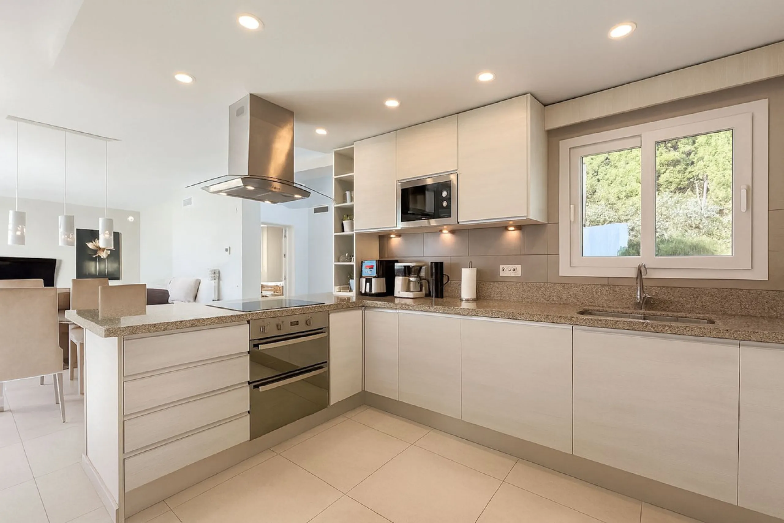 House - Detached Villa в продаже в Mijas, Málaga. В доме 3 спален и 3 ванных комнат. Площадь дома 182 м². Площадь участка 222 м²