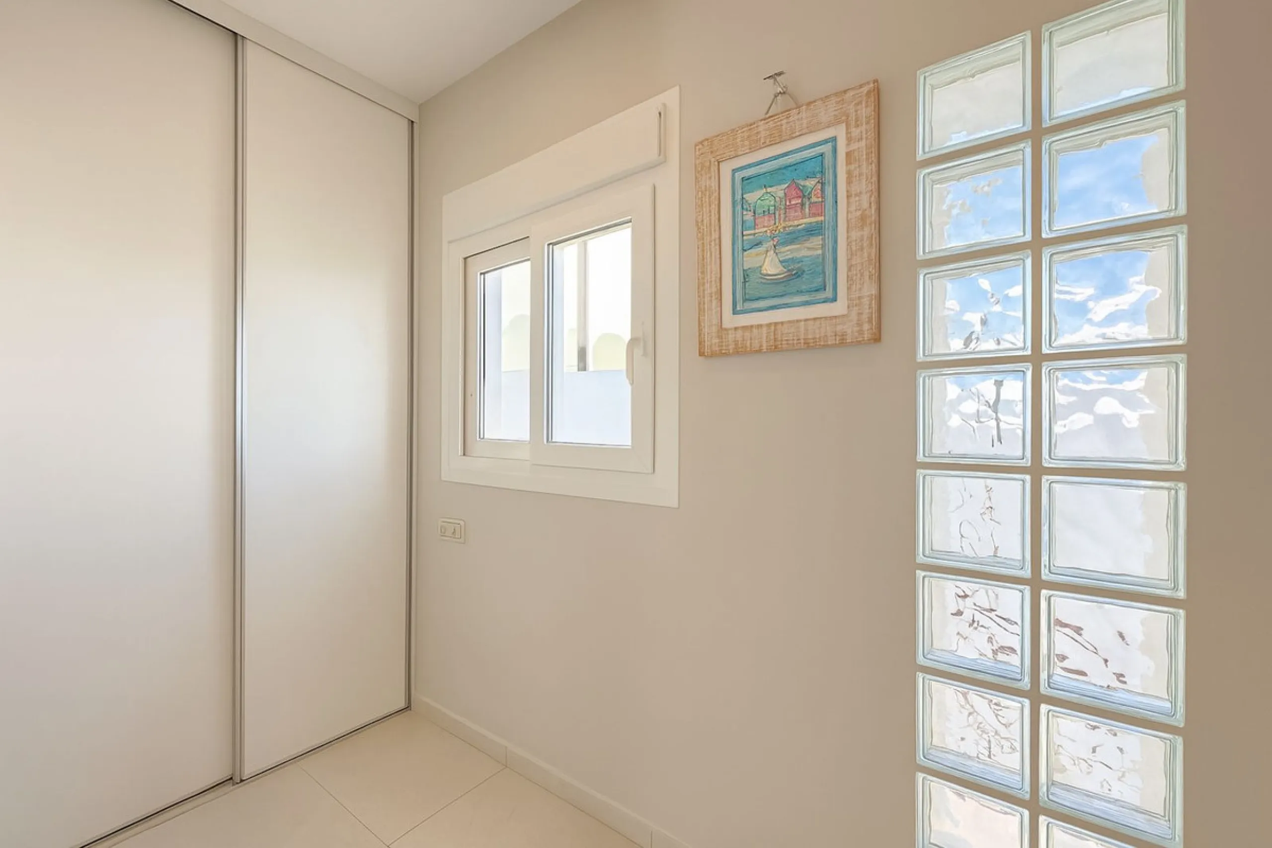 House - Detached Villa в продаже в Mijas, Málaga. В доме 3 спален и 3 ванных комнат. Площадь дома 182 м². Площадь участка 222 м²