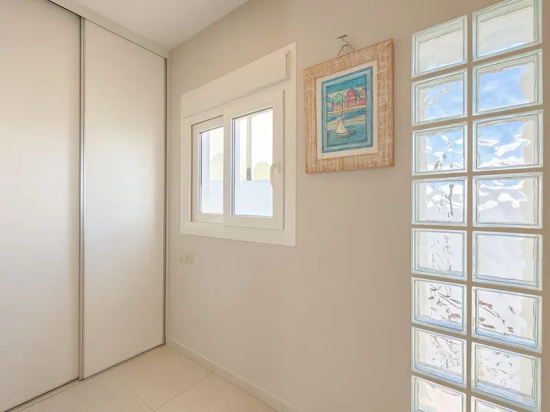 House - Detached Villa в продаже в Mijas, Málaga. В доме 3 спален и 3 ванных комнат. Площадь дома 182 м². Площадь участка 222 м²